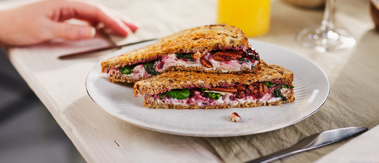 Tosti met warme geitenkaas, bosvruchten en noten