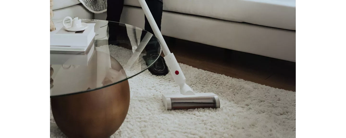 Aspiradora limpiando una alfombra, recomendado para pretratamiento antes de limpiar con amoniaco