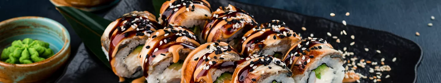 Plato de sushi casero con salsa de soja y wasabi 