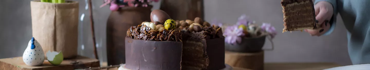 Mona de Pascua de chocolate decorada con huevos 
