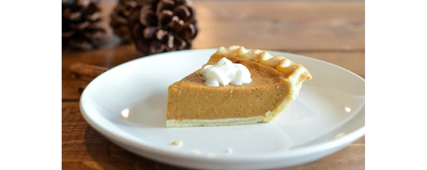 porción de tarta de calabaza casera servida en plato
