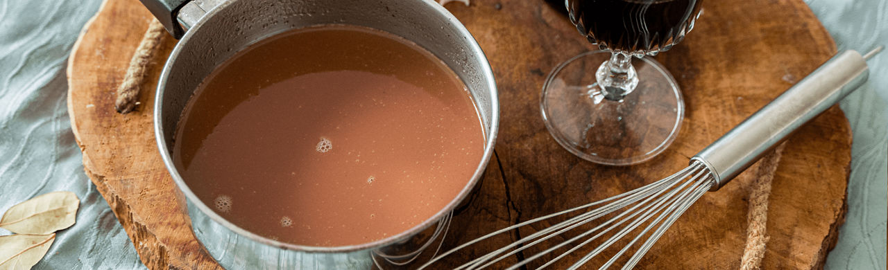 Zelfgemaakte rode wijn saus 
