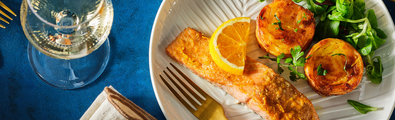 Zalm uit de oven met sinaasappel-specerijenglaze en aardappelgratin rollen