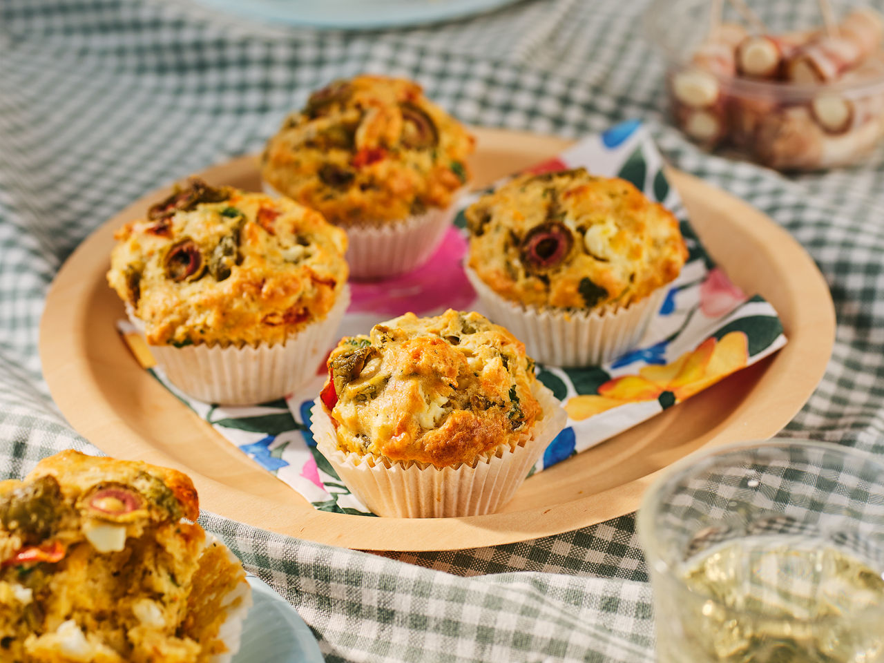 Feta-olijvenmuffins met zongedroogde tomaat en ei 
