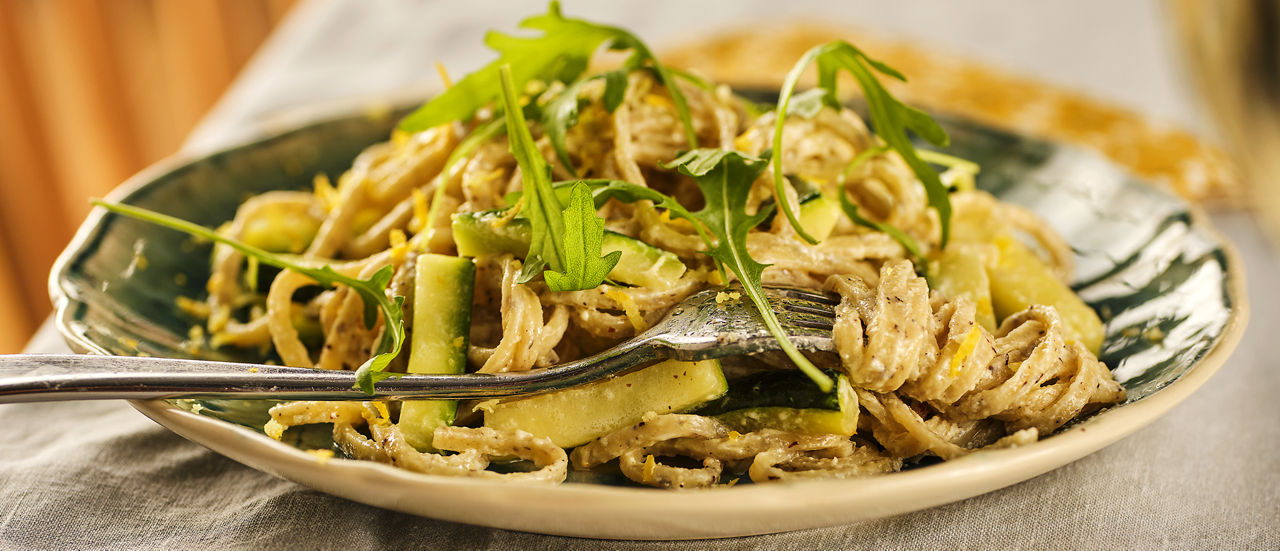 Truffelpasta met courgette, citroenroom en rucola 