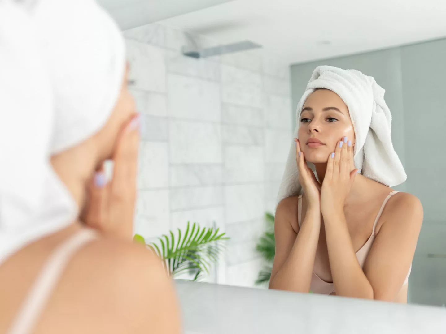 Mujer delante del espejo cuidándose la piel seca