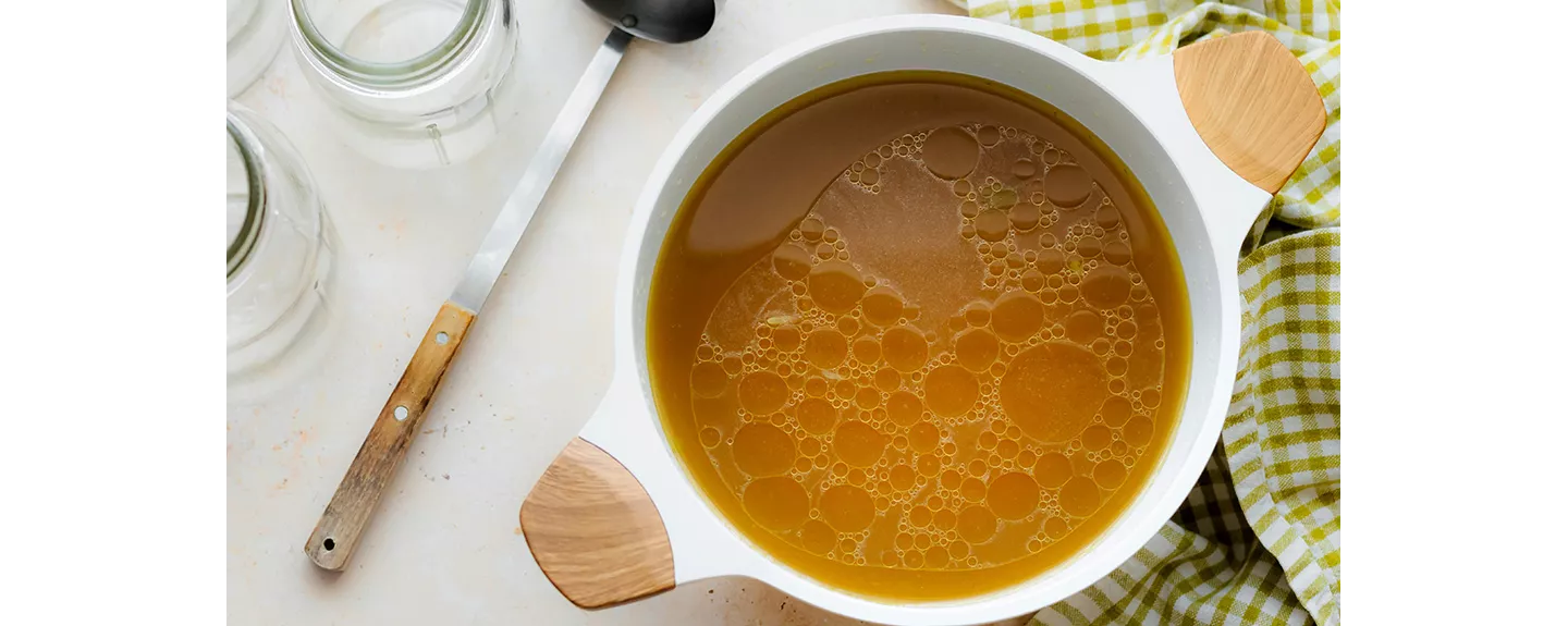 cazuela con caldo de pescado al fuego