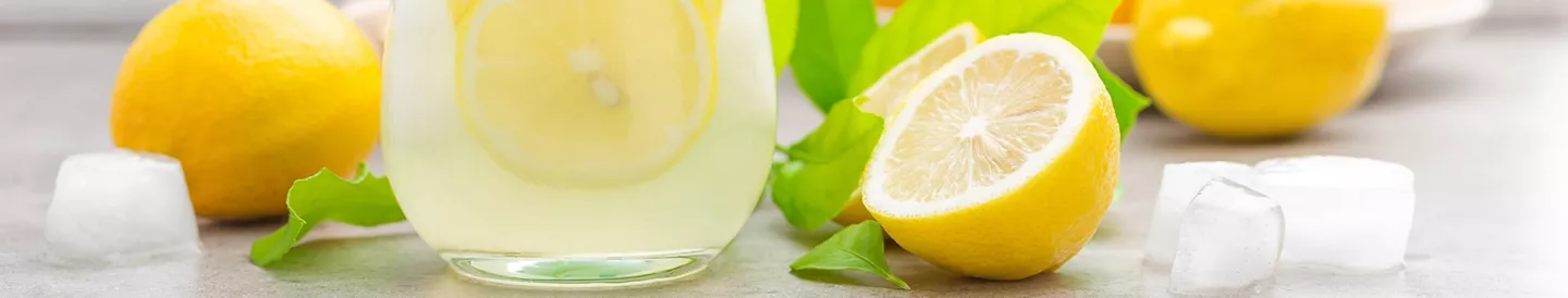 Jarra limonada casera limones alrededor