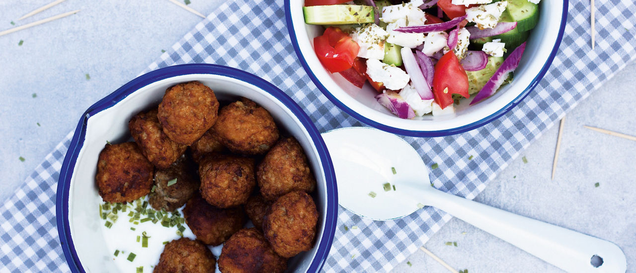 Griekse gehaktballetjes met tzatziki en salade bij ALDI