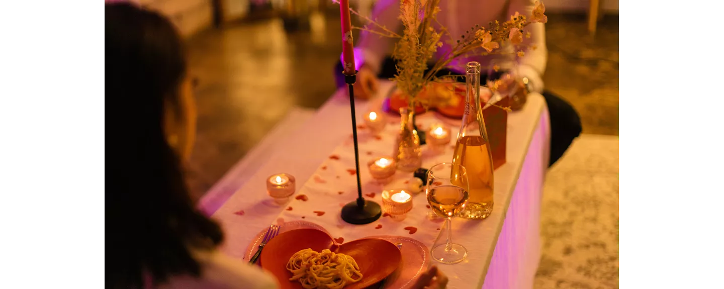 Mesa iluminada con velas para crear una atmósfera romántica