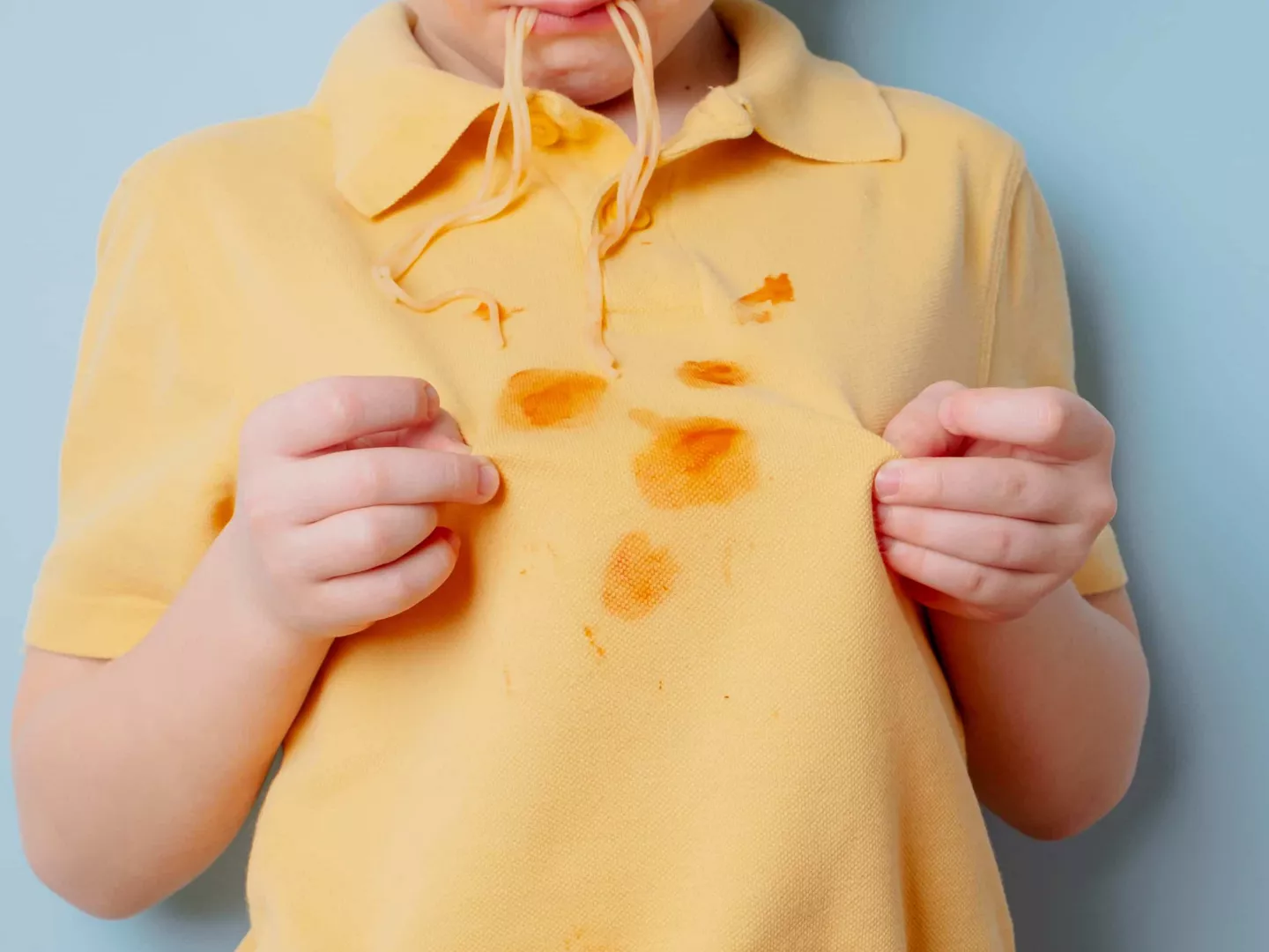 Niño camiseta manchada tomate frito