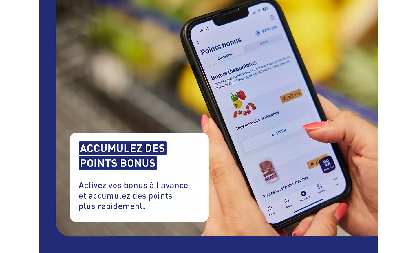 Une personne active des points bonus dans l’application ALDI sur un smartphone pour collecter plus et plus vite des points lors des achats