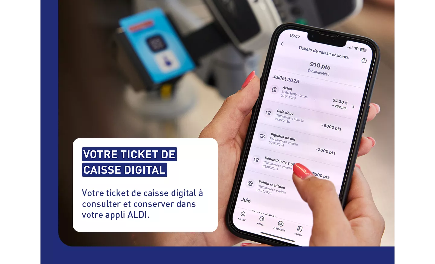 Une personne consulte le ticket de caisse numérique sur smartphone via l’application ALDI. Recevez et gardez votre ticket de caisse digital dans l’application.