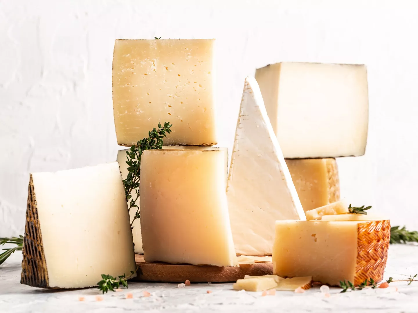Bodegón diferentes tipologías de quesos manchegos
