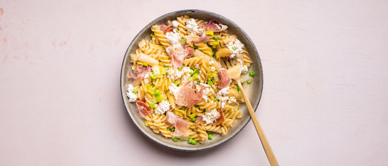 Frisse lente pasta met witte asperges, doperwten en prei bij ALDI