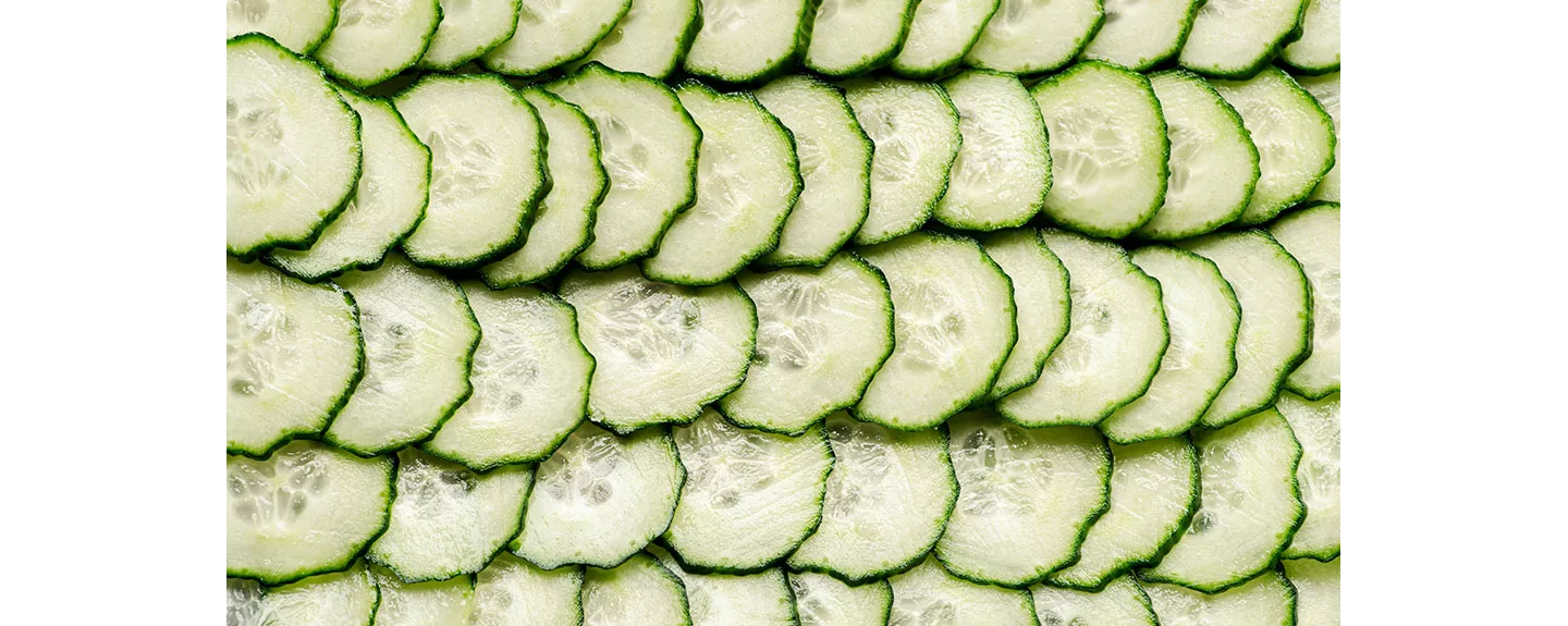 Pepino en láminas para hacer una receta de carpaccio de pepino y sardinas para estudiantes