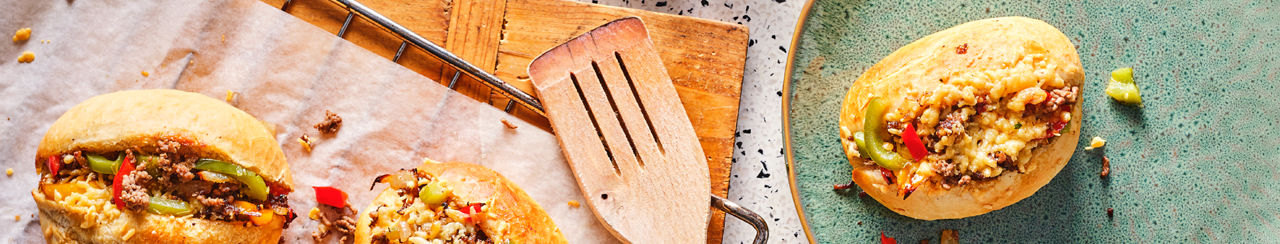 Gevulde stokbroodjes met gehakt, paprika en gegratineerde kaas  