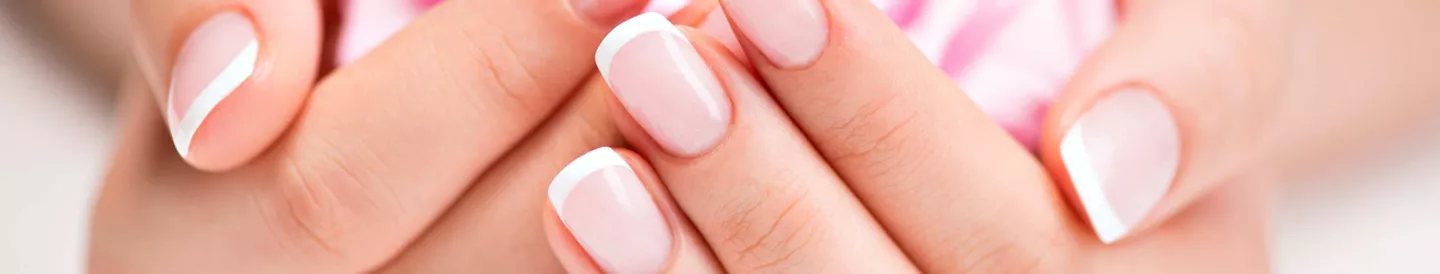 Uñas bonitas y sencillas manicura francesa