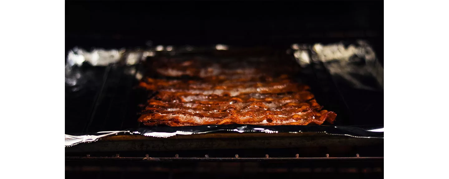 Bacon crujiente saliendo del horno