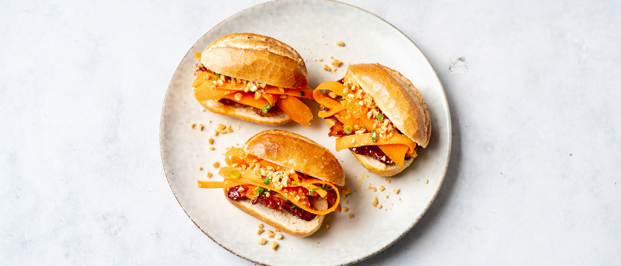 Mini broodje buikspek met wortelsalade en chilisaus - ALDI Supermarkten