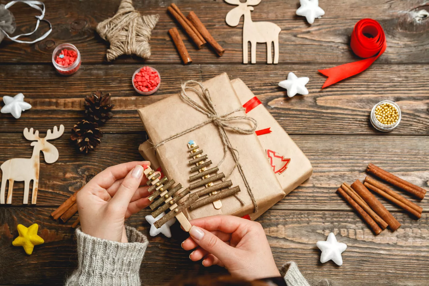 Persona envolviendo regalos de Navidad