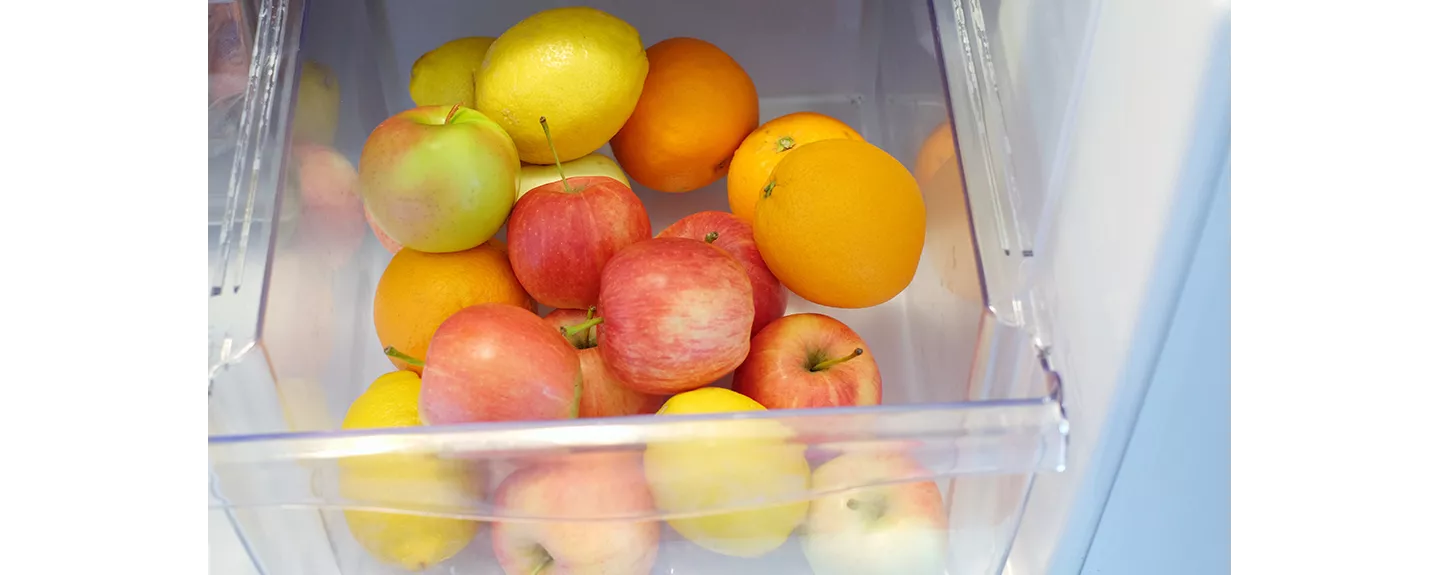 Manzanas y otros cítricos conservados en el cajón de la nevera