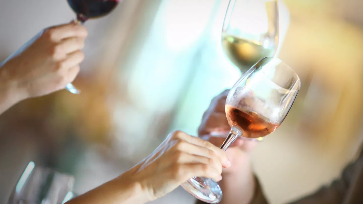 Êtes-vous plutôt rouge, blanc, rosé… ? Posez-vous la question et passez en revue les dernières bouteilles que vous avez appréciées :  Vins rouges : étaient-ils plutôt corsés, consistants et tanniques (« qui rapent sur la langue ») ou légers et frais ? ▪ Vins blancs : étaient-ils secs ou moelleux ? ▪ Vins rosés : étaient-ils légers ou gourmands ?