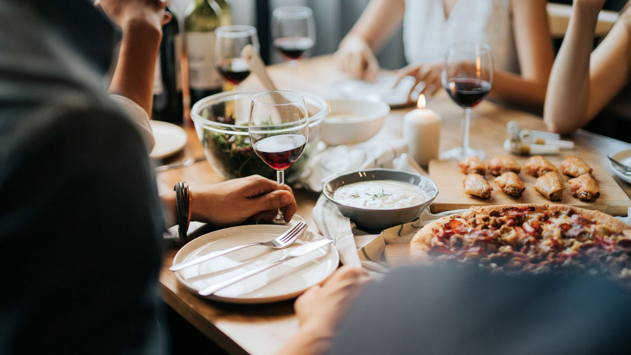 Êtes-vous plutôt rouge, blanc, rosé… ? Posez-vous la question et passez en revue les dernières bouteilles que vous avez appréciées :  Vins rouges : étaient-ils plutôt corsés, consistants et tanniques (« qui rapent sur la langue ») ou légers et frais ? ▪ Vins blancs : étaient-ils secs ou moelleux ? ▪ Vins rosés : étaient-ils légers ou gourmands ?