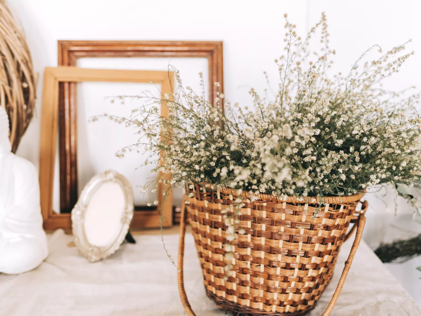 Cesta de mimbre decorada con flores secas