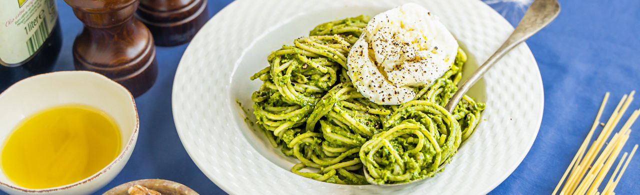Groene pasta met pesto van tuinerwten en spinazie 