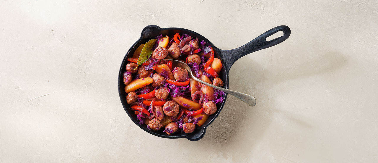  Stoofpotje met rodekool, worstvlees, aardappel en uitjesjus bij ALDI