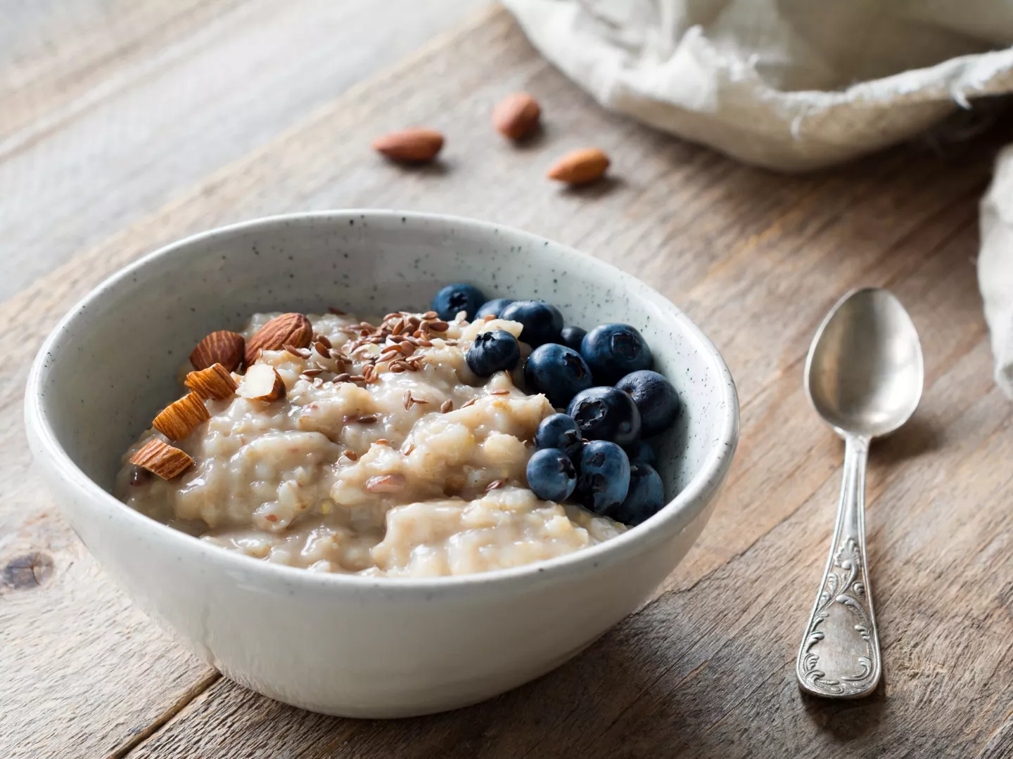Porridge de avena con arándanos, almendras y semillas – desayuno nutritivo y saludable de ALDI