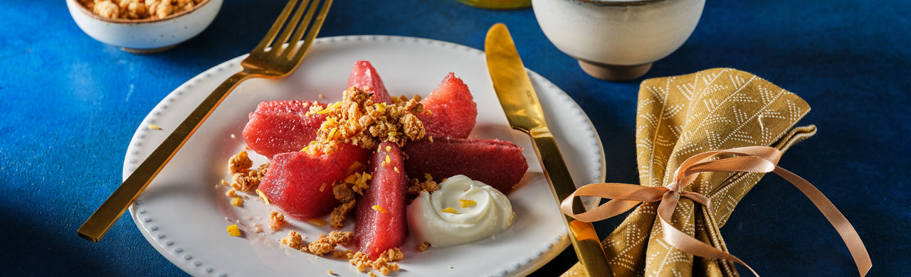 Ontbijtcrumble met stoofpeertjes en kaneelyoghurt