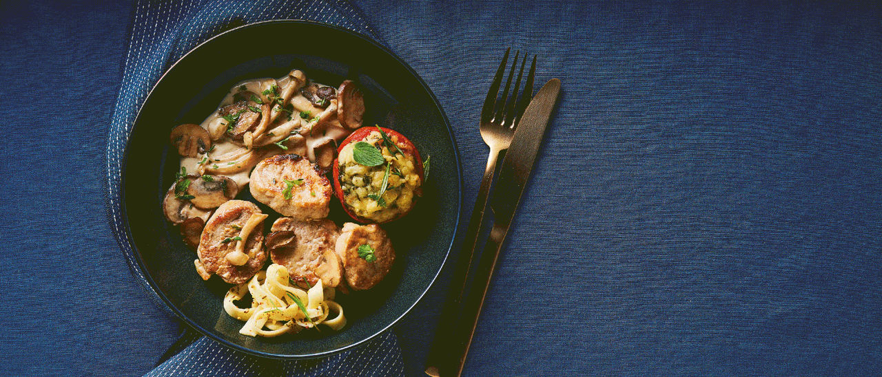 Varkenshaasmedaillons met champignon-roomsaus en gegratineerde tomaten van ALDI