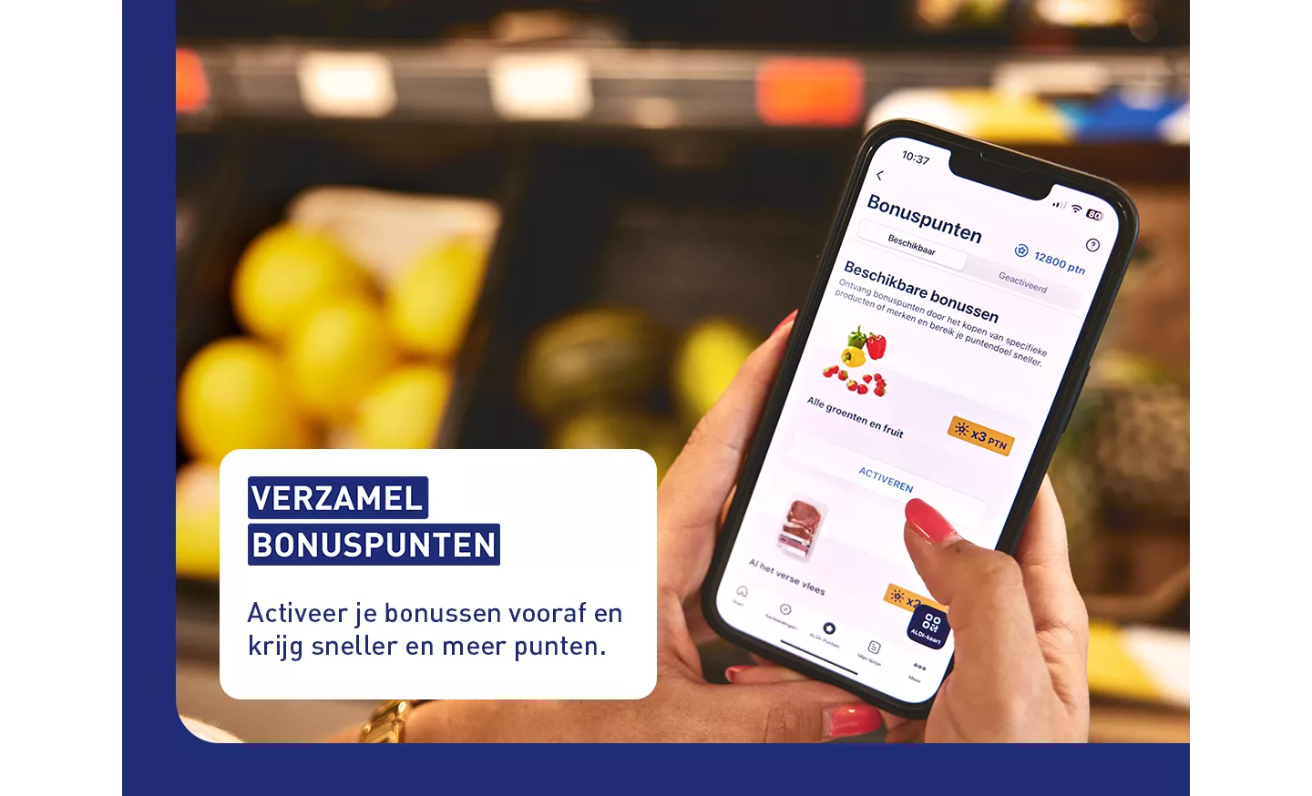 Een persoon activeert bonuspunten in de ALDI-app op een smartphone voor meer en sneller punten bij aankopen te verzamelen.