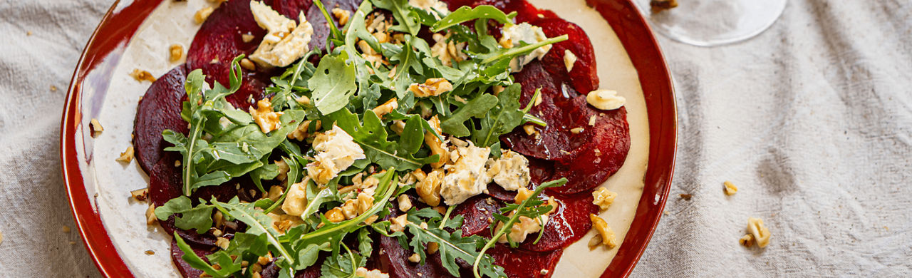 Carpaccio van rode biet met blauwe kaas en walnoten 