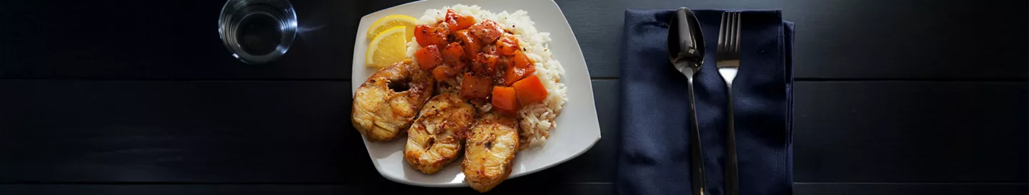 Plato con rodajas de pescado frito en freidora de aire