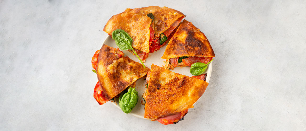 Quesadilla’s met spinazie, tomatenblokjes, chorizo en geraspte kaas bij ALDI