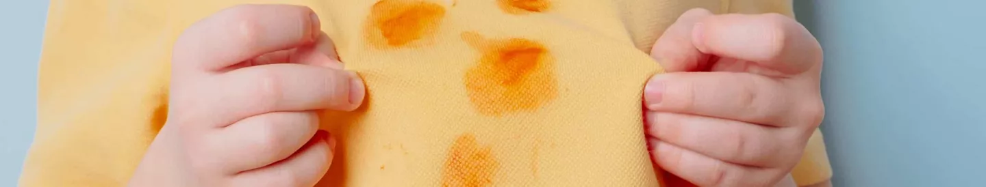 Niño camiseta manchada tomate frito