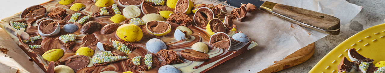 Chocolade bark met paaschocolade en -koekjes 