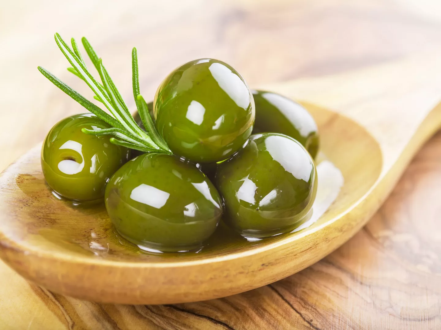 Olivas verdes aliñadas especias cuchara
