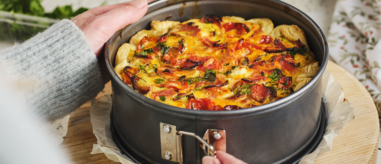 Quiche met gepofte tomaatjes, ovengebakken spek en kaas