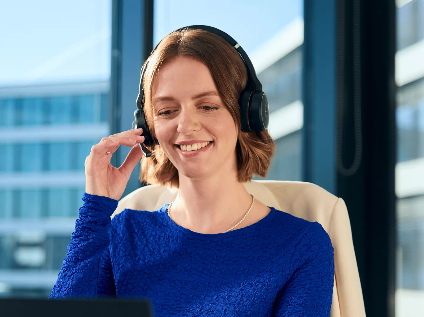 Eine ALDI Mitarbeiterin unterhält sich am Laptop