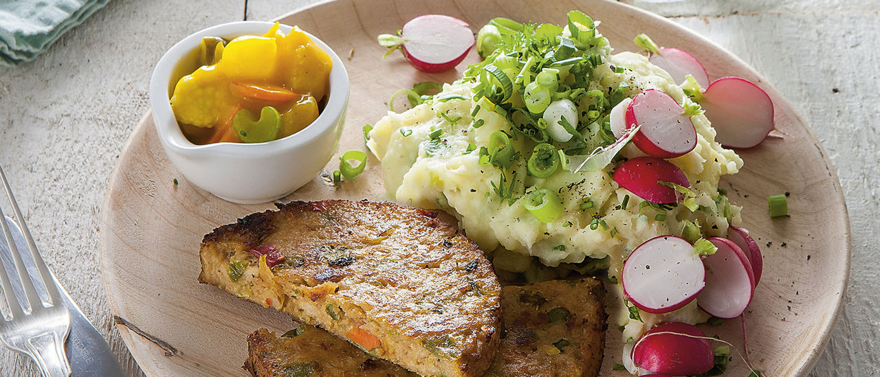 Vegetarische burger met erwtenpuree, bieslook en pickles 