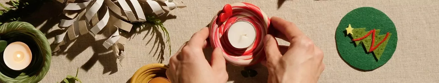 Persona realizando manualidad navideña decorar mesa Navidad