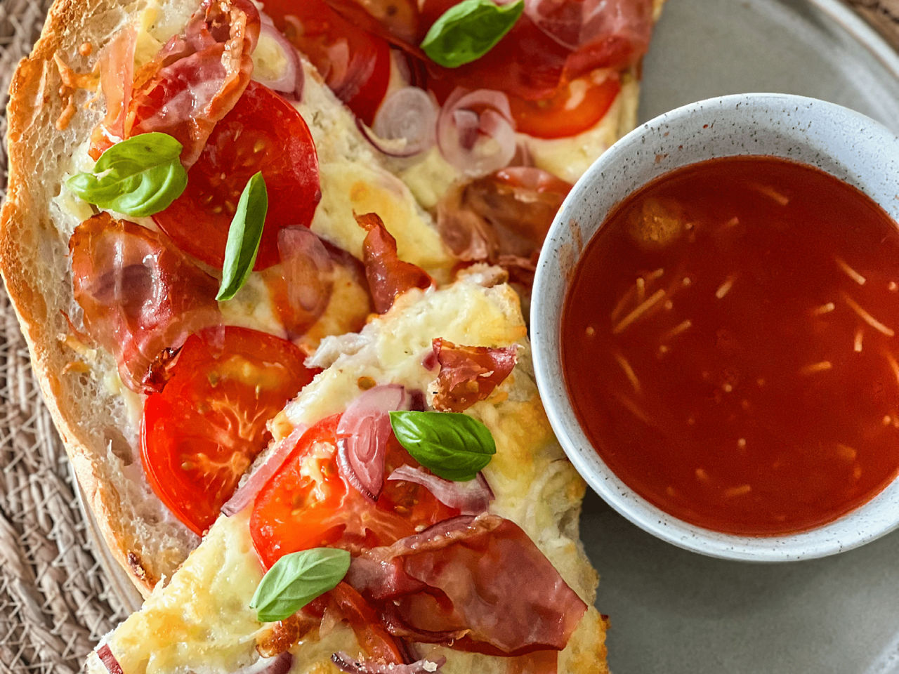 Turks brood-pizza met tomatensoep