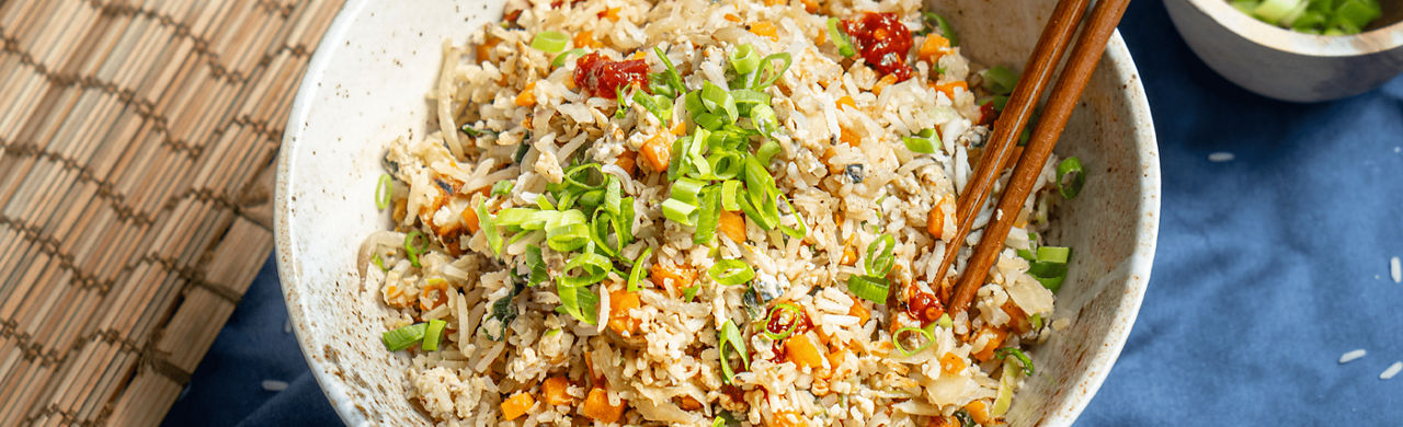 Makkelijke nasi met groenten en stukjes omelet 