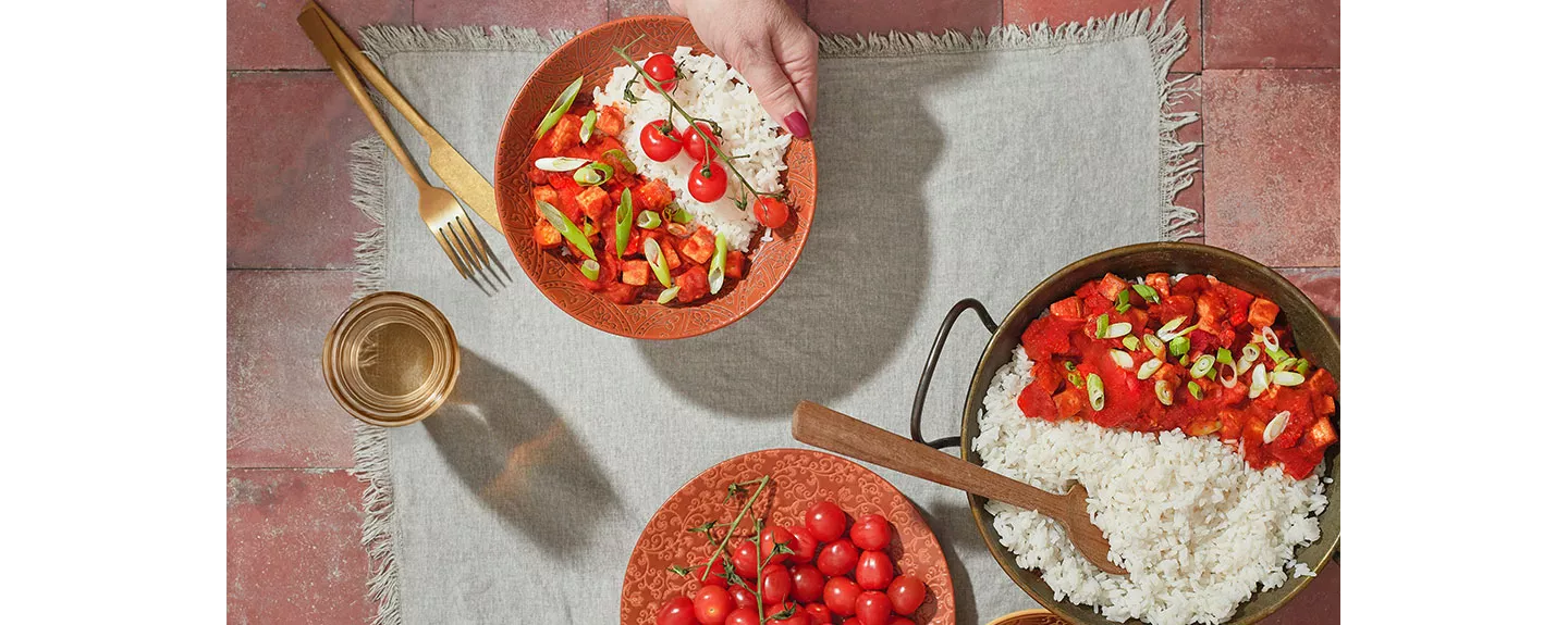 Plato de arroz con sofrito de tomate y verduras, fuente de licopeno y vitamina C