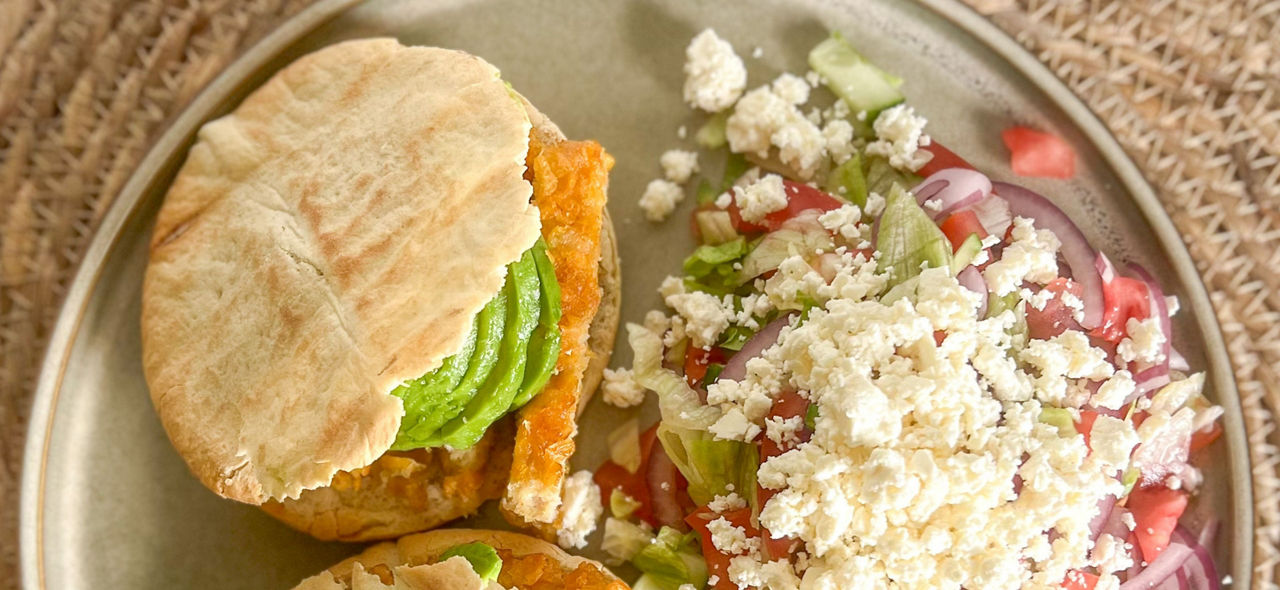 Avocado kip pita’s met Griekse salade