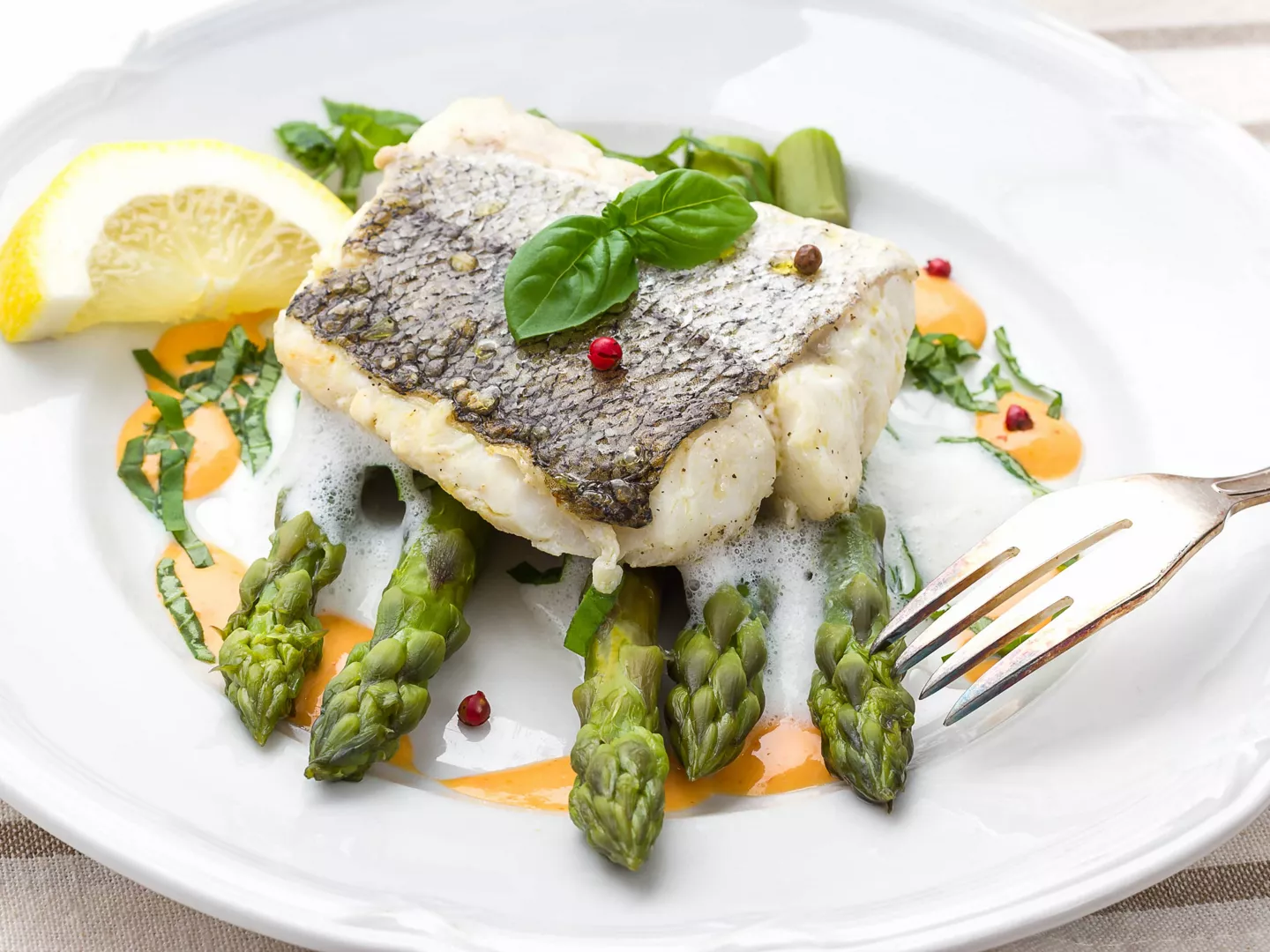 Filete merluza a la plancha espárragos | ALDI Supermercados